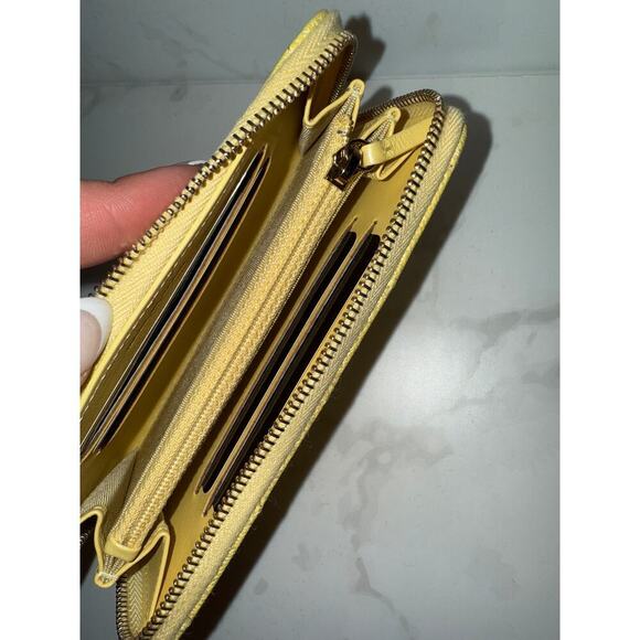 Chanel Iconic Quilted design Wallet - Picture 3 of 5